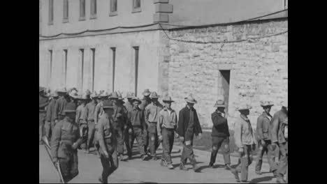 Gefangene-Stellen-Sich-Auf-Und-Betreten-1918-Das-Gefängnis-In-Ft-Leavenworth-Kansas