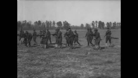 Gute-Aufnahmen-Von-Truppen,-Die-Sich-Auf-Die-Schlacht-Im-Ersten-Weltkrieg-Vorbereiten,-Die-Maschinengewehre-Testen