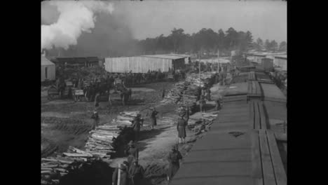 Ein-Holzfällerlager-In-Amerika-Um-1918-Enthält-Großartige-Aufnahmen-Von-Arbeitern,-Die-Im-Freien-Gefüttert-Wurden