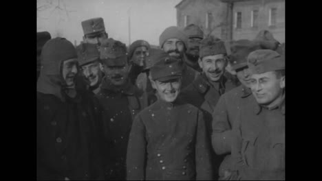 El-Ejército-Ruso-Posa-Para-La-Cámara-En-Vladivostok,-Siberia,-Rusia-En-1918.