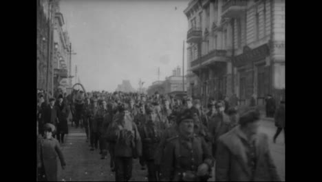 Las-Tropas-Rusas-Marchan-Por-Las-Calles-De-Una-Ciudad-Cerca-De-Siberia-En-1918.