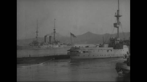 Un-Barco-De-La-Marina-Americana-Zarpa-De-Vladivostok,-Siberia,-Rusia-En-1918.