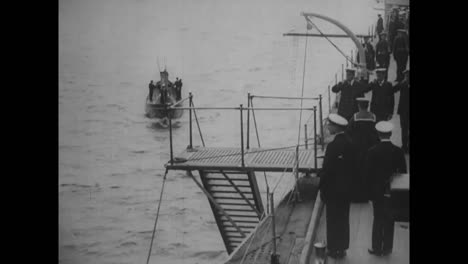 König-George-V-Besucht-Das-HMS-Royal-Naval-Hospital-Ship-Plassig-Und-Trifft-Die-Crew