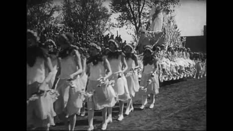 Se-Perfila-El-4to-Festival-Anual-De-La-Flor-De-La-Manzana-En-Winchester-Virginia-En-1927-El-Vicepresidente-Charles-Dawes