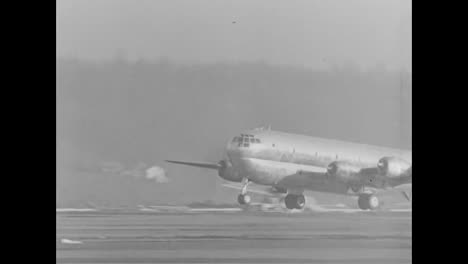 El-Avión-De-Transporte-De-Tropas-C97-Se-Introduce-En-1945-1