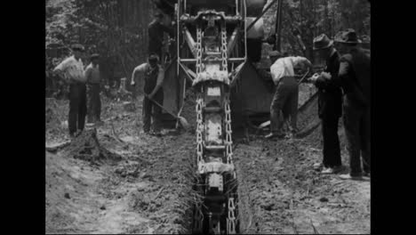 1914-Dampfschaufeln-Graben-Mit-Schwerer-Handarbeit-Eine-Straße-Oder-Eisenbahn-Durch-Ein-Ländliches-Gebiet