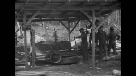1914-Wird-Ein-Holzfällercamp-In-Amerika-Gebaut,-Darunter-Ein-Sägewerk-Und-Ein-Eisenbahnbock