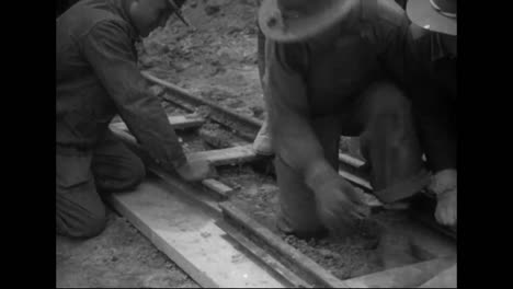 1914-Eisenbahnen-Und-Straßen-Werden-In-Amerika-Von-Hand-Gebaut
