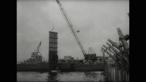 Die-Folgen-Der-Bombardierung-Von-Pearl-Harbor-Werden-Erforscht,-Während-Amerika-Sich-Heilt-Und-Beschädigte-Schlachtschiffe-Wieder-Auf-See-Fahren