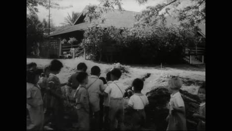 Se-Declara-La-Ley-Marcial-En-Hawaii-Tras-El-Bombardeo-De-Pearl-Harbor-En-1941-Y-Los-Escolares-Aprenden-A-Ponerse-Máscaras-De-Gas.