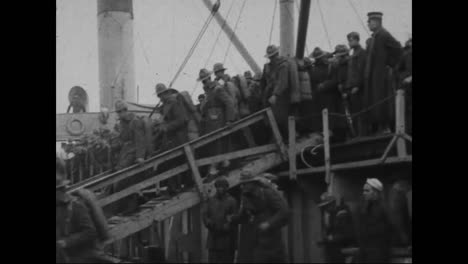 Amerikanische-Soldaten-Gehen-Von-Schiffen-Aus,-Um-Während-Des-Ersten-Weltkriegs-In-Europa-Zu-Kämpfen