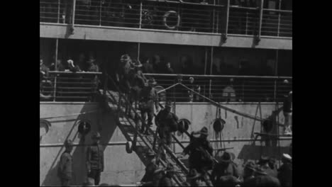 Amerikanische-Soldaten-Gehen-Von-Schiffen-Aus,-Um-Während-Des-Ersten-Weltkriegs-In-Europa-Zu-Kämpfen-2