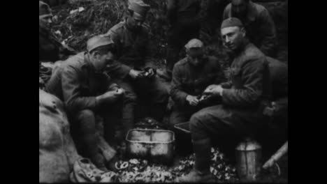 Se-Entregan-Raciones-A-Soldados-Hambrientos-En-La-Primera-Guerra-Mundial