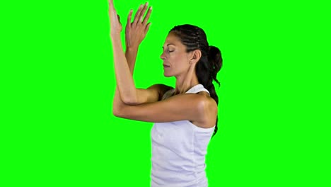 Mujer-haciendo-yoga-pantalla-verde-04