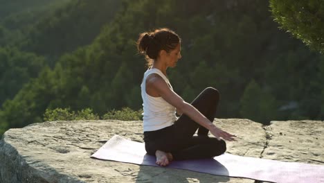 Mujer-haciendo-yoga-fuera-de-31