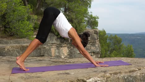Mujer-haciendo-yoga-fuera-de-40