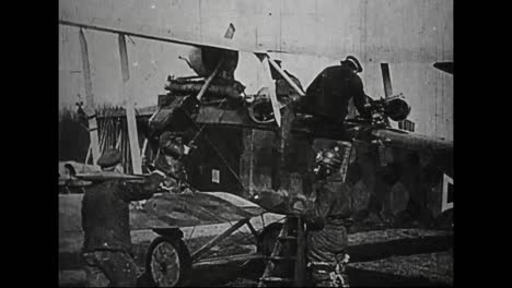 Película-De-Guerra-Alemana-Capturada-De-La-Primera-Guerra-Mundial-Muestra-Aviones-Alemanes-Cargando-Para-Una-Incursión-Contra-Las-Fuerzas-Aliadas