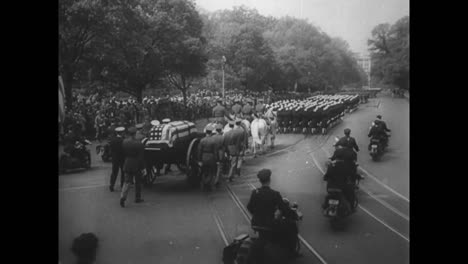 The-Death-And-Funeral-Of-Us-President-Franklin-Roosevelt-In-1945-3