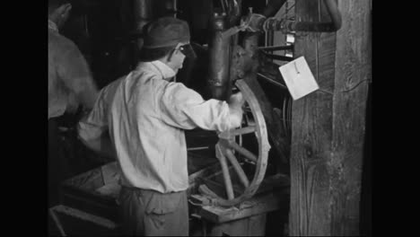 Los-Trabajadores-De-Una-Fábrica-De-Automóviles-Fabrican-Los-Radios-De-Las-Ruedas-De-Un-Modelo-T-En-1915