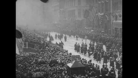 Riesige-Paraden-Von-Soldaten-In-Amerikanischen-Städten-Vor-Dem-Ersten-Weltkrieg