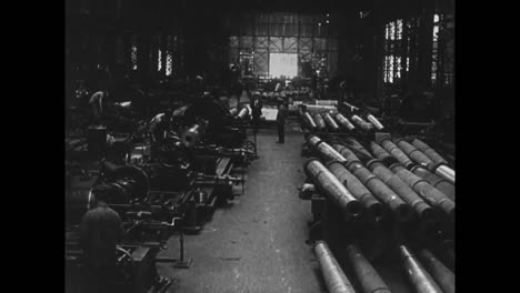 Cannons-And-Artillery-Are-Made-In-A-Factory-In-Italy-In-1914