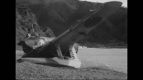 Soldaten-Betrachten-Die-Zerstörten-Flugzeugwracks-Und-Anderes-Kriegsmaterial-Von-Den-Pazifischen-Inseln-Während-Des-Zweiten-Weltkriegs-3