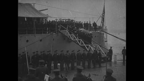 El-Soldado-Desconocido-Estadounidense-De-La-Primera-Guerra-Mundial-Se-Descarga-De-Un-Barco-En-Washington-DC-Y-Se-Encuentra-En-El-Estado