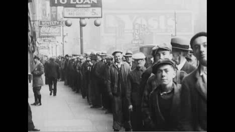 Ein-Geschäftsmann-Verschenkt-Während-Der-Weltwirtschaftskrise-1933-Mäntel-An-Lange-Reihen-Von-Arbeitslosen