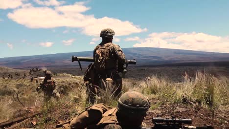 US-Marines-Führen-Einen-Zuggestützten-Angriff-Mit-Einem-Raketenwerfer-Während-Der-Übung-Mit-Der-Echokompanie-Durch-2.-Bataillon-3.-Marineregiment-Bougainville-Ii-P_hakuloa-Training-Area-Hawaii-11.-Mai-2019