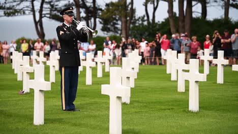 Ein-Amerikanischer-Soldat-Spielt-Auf-Dem-Friedhof-In-Der-Nähe-Des-Normandy-Beach-Anlässlich-Des-75.-Jubiläums-Des-Dday-2019