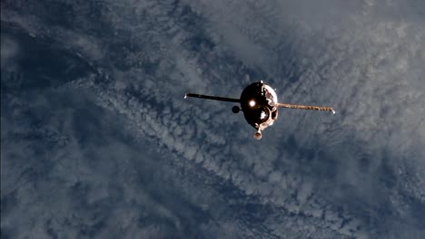Expedition-5253-Crew-Prepares-To-Dock-To-The-Space-Station-2017