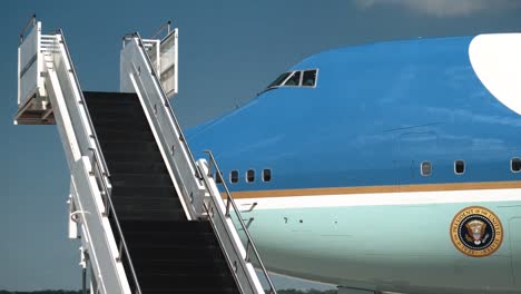 First-Lady-Melania-Trump-Und-Präsident-Donald-J-Trump-Landen-Auf-Dem-Luftwaffenstützpunkt-Wrightpatterson-In-Ohio-Am-7.-August-2019