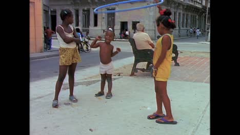 Street-scenes-from-Cuba-in-the-1980s-4