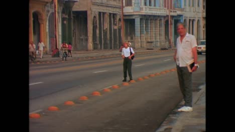 Hermosas-Escenas-Callejeras-De-Cuba-En-La-Década-De-1980-1