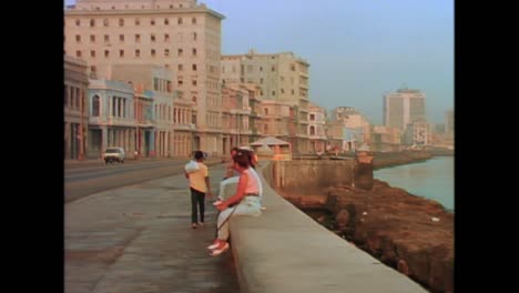Beautiful-street-scenes-from-Cuba-in-the-1980s-2
