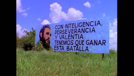 Carteles-De-Propaganda-A-Lo-Largo-De-La-Carretera-En-Cuba-En-La-Década-De-1980