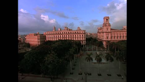 Verschiedene-Aufnahmen-Von-Havanna-Kuba-In-Den-1980er-Jahren-Mit-Arbeitern-Und-Dem-Hauptgebäude