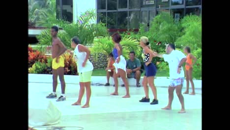 Reisende-Besuchen-In-Den-1980er-Jahren-Ein-Resort-In-Kuba-Und-Spazieren-Am-Strand