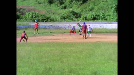 Kinder-Spielen-Baseball-Auf-Einer-Kuhweide-Und-Ein-Lastwagen-Schleppt-In-Den-1980er-Jahren-In-Kuba-Ein-Auto-über-Eine-Autobahn