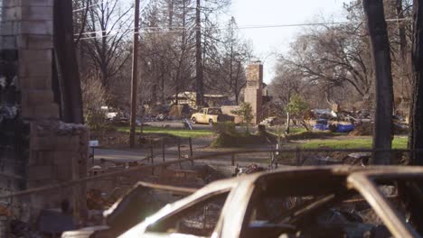 Estableciendo-Tomas-De-La-Destrucción-Del-Paraíso,-California-Después-Del-Incendio-Del-Campamento-4