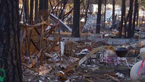 Aufbauaufnahmen-Von-Der-Zerstörung-Des-Paradieses,-Kalifornien-Nach-Dem-Lagerfeuer-6