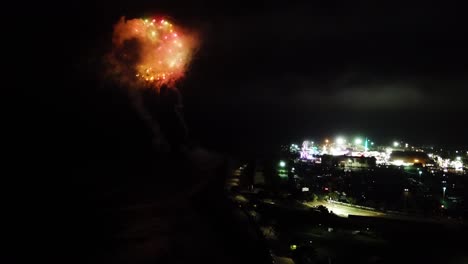 Antenne-über-Einem-Feuerwerk-über-Einem-Jahrmarkt-In-Ventura,-Kalifornien