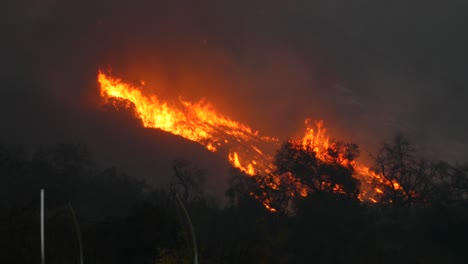 Das-Thomasfeuer-Brennt-Nachts-In-Den-Hügeln-über-Ojai-Kalifornien