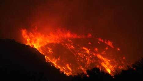 El-Fuego-De-Thomas-Arde-Por-La-Noche-En-Las-Colinas-Sobre-Ojai-California-1