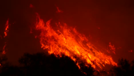 Das-Thomasfeuer-Brennt-Nachts-In-Den-Hügeln-über-Ojai-Kalifornien-3