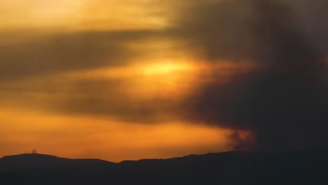El-Fuego-De-Thomas-Arde-Al-Atardecer-En-Las-Colinas-Sobre-Ojai-California