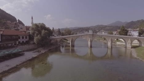 Antena-De-Drones-Bajo-Un-Histórico-Puente-Viejo-En-Bosnia