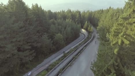 Drohnenantenne-Von-Schnell-Fahrenden-Bikern-Auf-Einer-Ehemaligen-Olympischen-Bobbahn-In-Der-Nähe-Von-Sarajevo-Bosnien-1