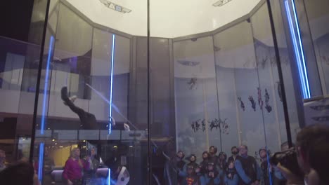 Indoor-Windkanal-Fallschirmspringen-Ist-Ein-Futuristischer-Action-Abenteuer-Sport