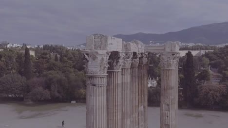 Gute-Drohnenluftaufnahme-Der-Griechischen-Architektur-Und-Der-Säulen-In-Athen-Griechenland-1